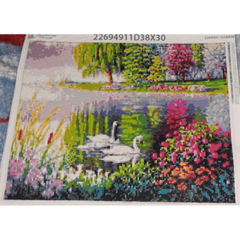 Goblen  de  diamante - Lebede albe la lacul cu flori colorate
